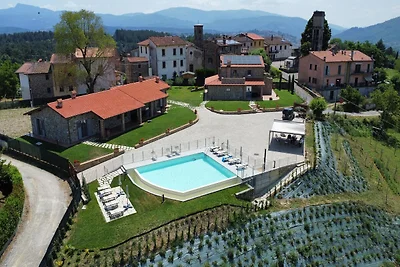 Spazioso appartamento, Poppi con piscina in...