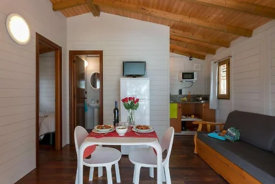 Schöner Holzbungalow mit Gemeinschaftspool