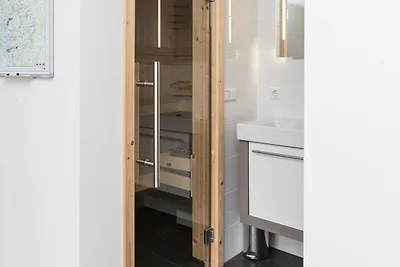 Villa mit Strohdach mit einer Sauna in...
