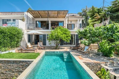 Villa in Le Lavandou mit Meerblick Pool