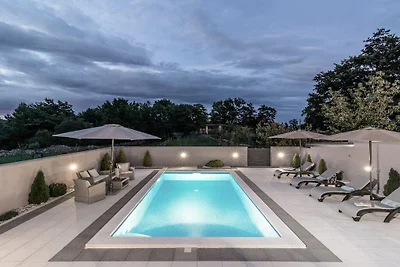 Villa in Kužinići mit Schwimmbecken
