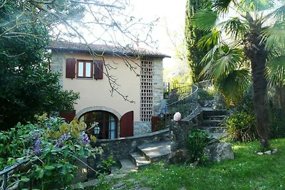 Graziosa casa vacanze in riva al lago