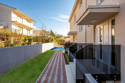 Villa in Dramalj mit Meeresstrand