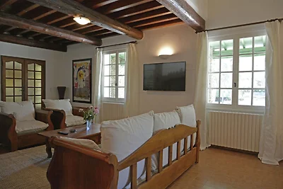 Üppige Villa in Beaucaire mit Swimmingpool