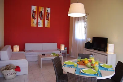 Buntes Ferienhaus mit Garten im mediterranen...