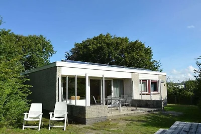 Bungalow in Den Burg met zwembad