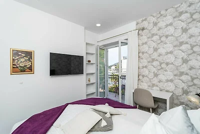 Appartement met ייn slaapkamer en balkon