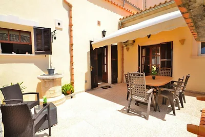 Haus in Buger mit Pool und Bergblick