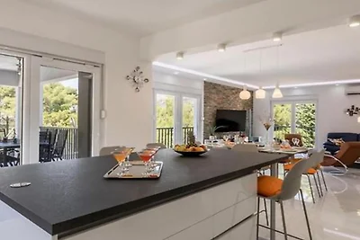 Modern & Stylish Villa with Private Pool - Fo...
