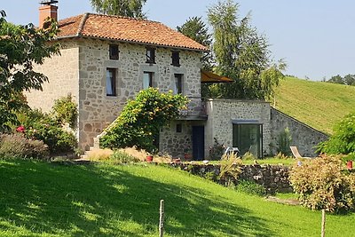 Bella casa in pietra con vasca idromassaggio