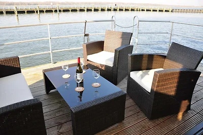 Hausboot im Hafen in Ribnitz-Damgarten