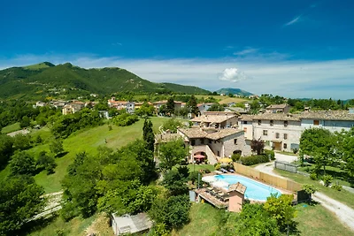 Geräumiges Ferienhaus in Cagli mit Garten