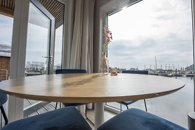 Moderne woonboot met uitzicht op het meer