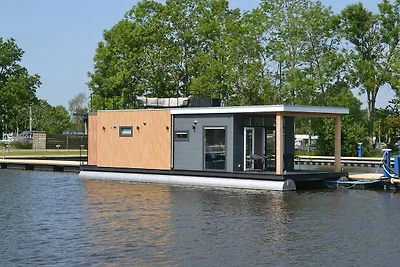Modernes Hausboot mit Blick auf den See