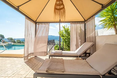 Villa con giardino e piscina privata ad...