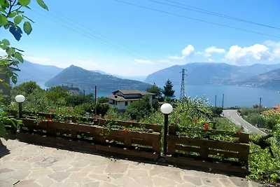 Moderne Villa in Marone met privé zwembad