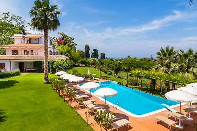 Fesselnde Villa in Ricadi mit Pool