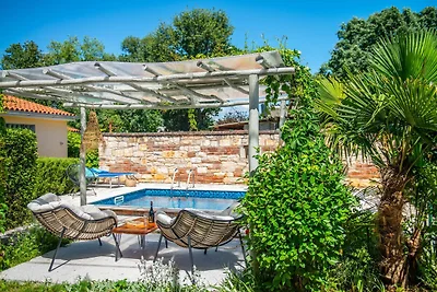 Casa vacanze convenzionale a Umago con piscin...