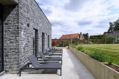 Villa mit Pool und Suiten für 12 Gäste