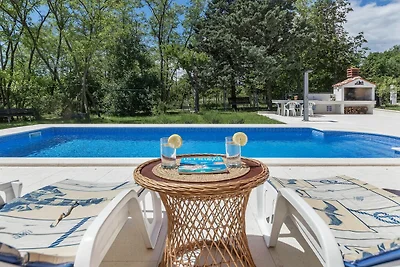 Ampia casa vacanze con piscina