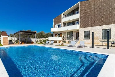 Villa in Valbadon mit Schwimmbecken