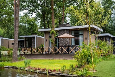 Modernes Ferienhaus mit dekorativem Kamin