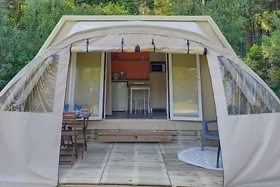 Schöne Zeltlodge mit Mikrowelle, in den...
