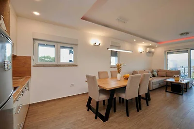 Exclusive Okrug Gornji Apartment with Shared ...