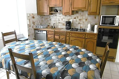 Huis vlakbij het strand met tuin en barbecue