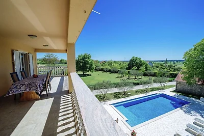 Moderna casa vacanze con piscina a Kakma