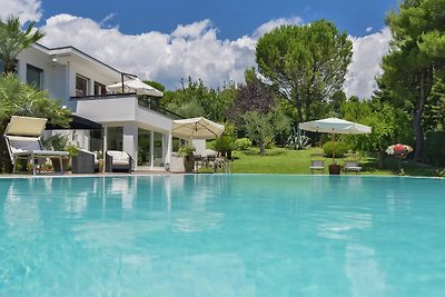 Luxuriöse Villa in Pesaro mit Garten