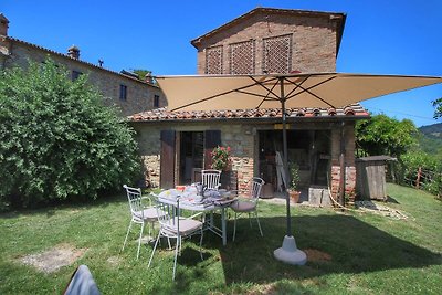 Ferienhaus auf einem Hügel mit Garten