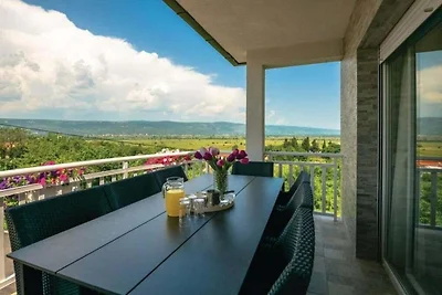 Katarina mit Pool & traumhaftem Blick