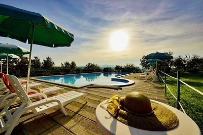 Agriturismo con A/C, terrazza e piscina