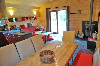 Chalet in legno con stufa a legna