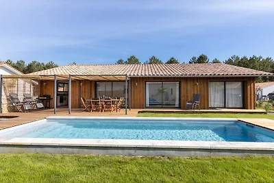 Houten huis met verwarmd zwembad
