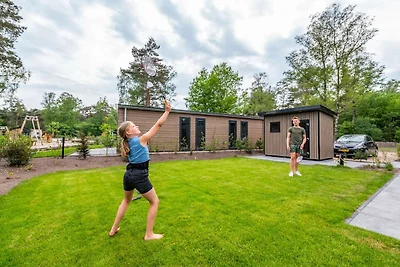 Modernes Chalet in einem Ferienpark am Rande ...