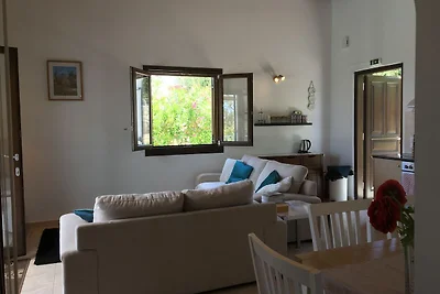 Villa con piscina e ombrellone a Kirianna