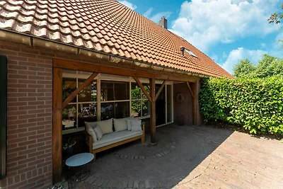 Haus mit großem Garten auf dem Bauernhof...
