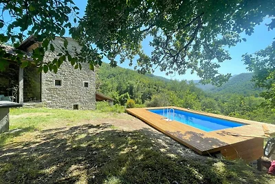 Elegante villa in pietra con piscina