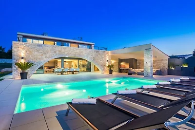 Villa in Nedešćina mit Schwimmbecken