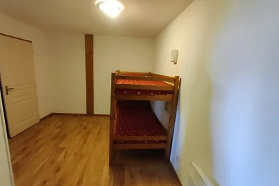 Modernes Bergapartment mit Balkon