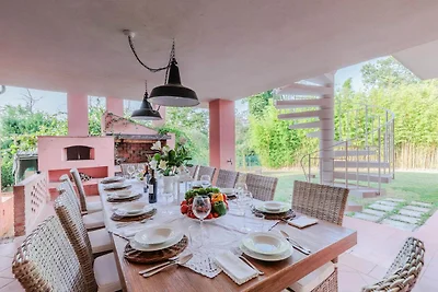 Geräumige Villa mit 6 Schlafzimmern und Pool