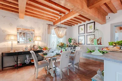 Villa a Lucca con Jacuzzi e Vigneti