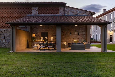 Villa vicino Lucca con forno e giardino