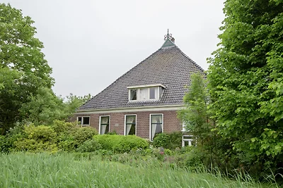 Oude stelpboerderij bij het IJsselmeer