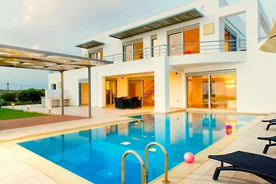 Villa auf Kreta mit Pool und Sonnenschirm