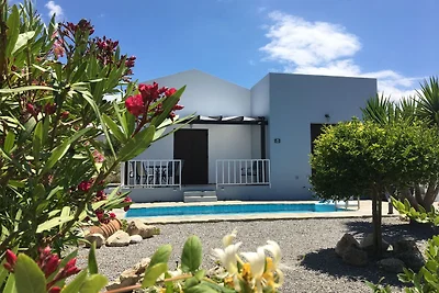 Villa con piscina e ombrellone a Kirianna