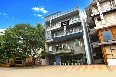 Super Townhouse Rohini Sector 23