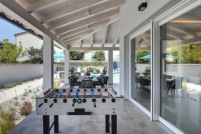 Villa con piscina a Premantura